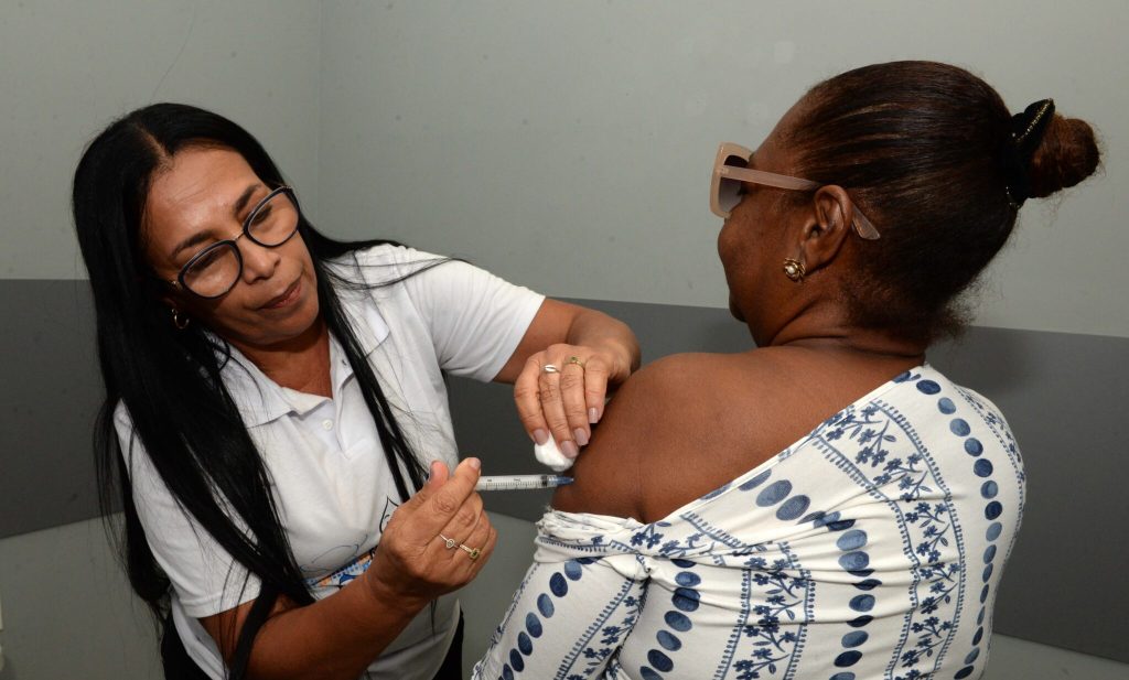 SMS amplia horário de funcionamento de unidades de saúde nesta terça-feira (16) para reforçar vacinação em Salvador