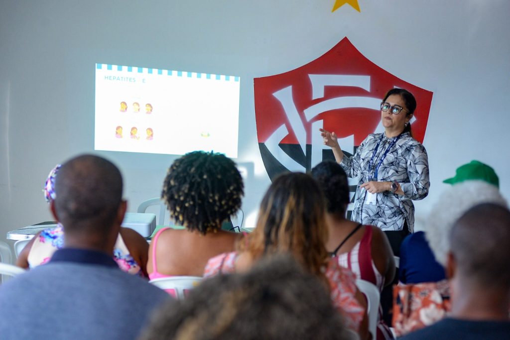 Vigilância Sanitária capacita vendedores de alimentos e bebidas do Barradão