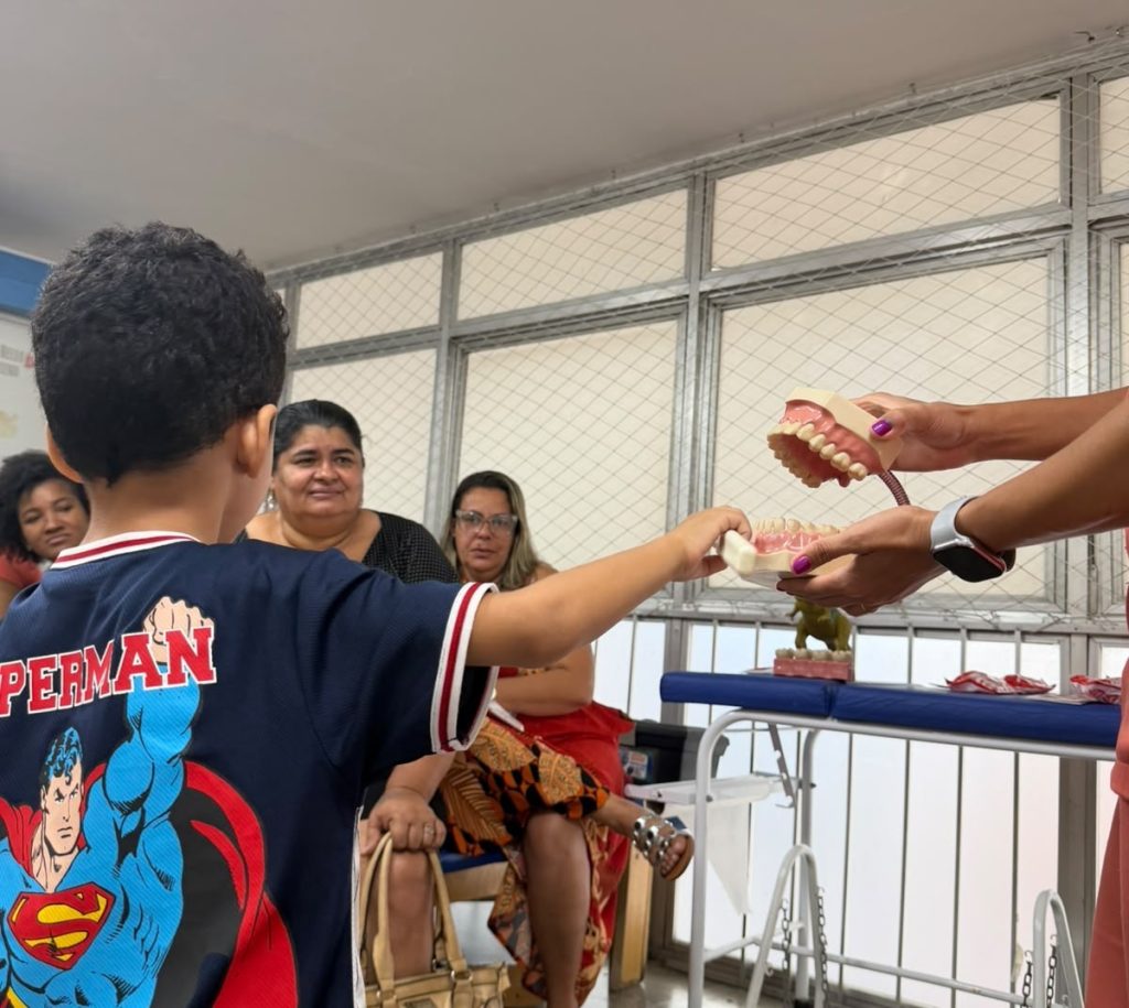 Ação multiprofissional promove educação em saúde e desenvolvimento infantil para crianças no Multicentro Carlos Gomes